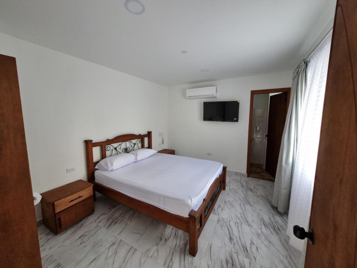 Hotel Antonella Plaza Пинчоте Экстерьер фото